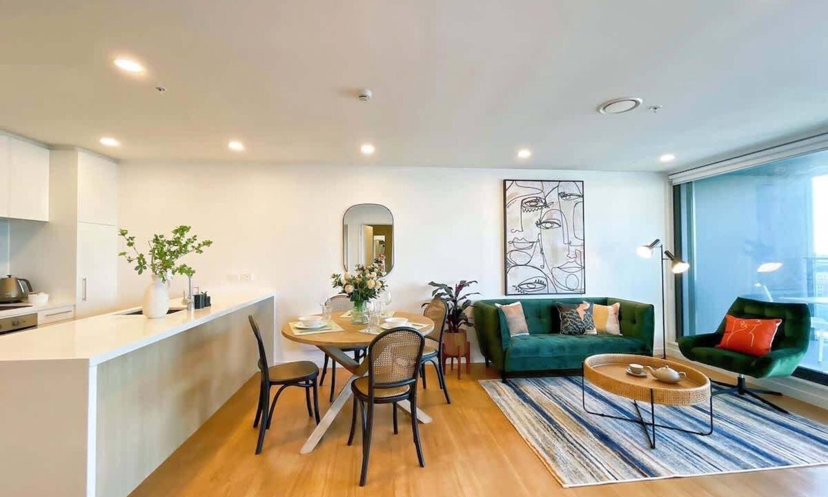 Auckland Central Business District Apartment | Designed Penthouse 2Bed & 2Bath with SkyTower View on Queen St