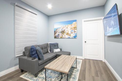 South London Apartment | Designer 2BR Suite - Steps to Vic Hospital - Wortley
