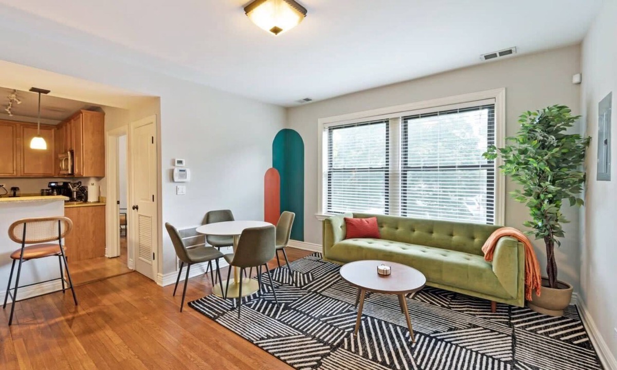 Lakeview Apartment | Designer Apartment 10 Min Walk to Wrigley!