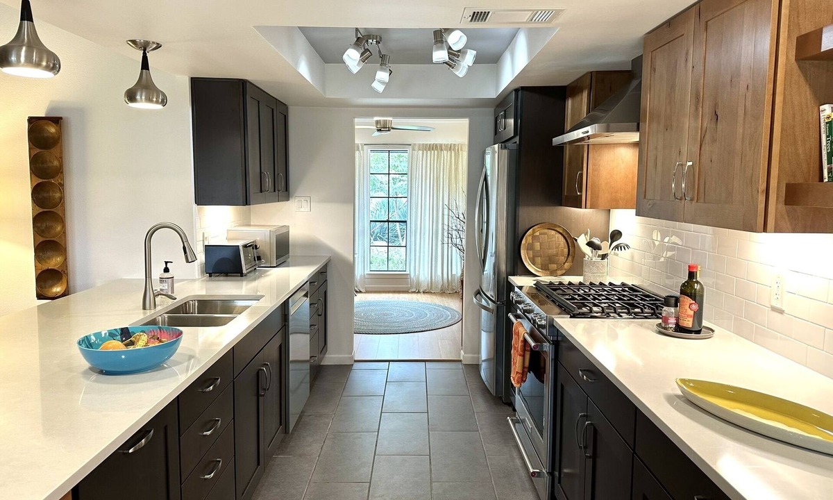 Anderson Mill House | Designer bedroom & bath in creatively renovated 70s ranch. Pkg, grill, patios.