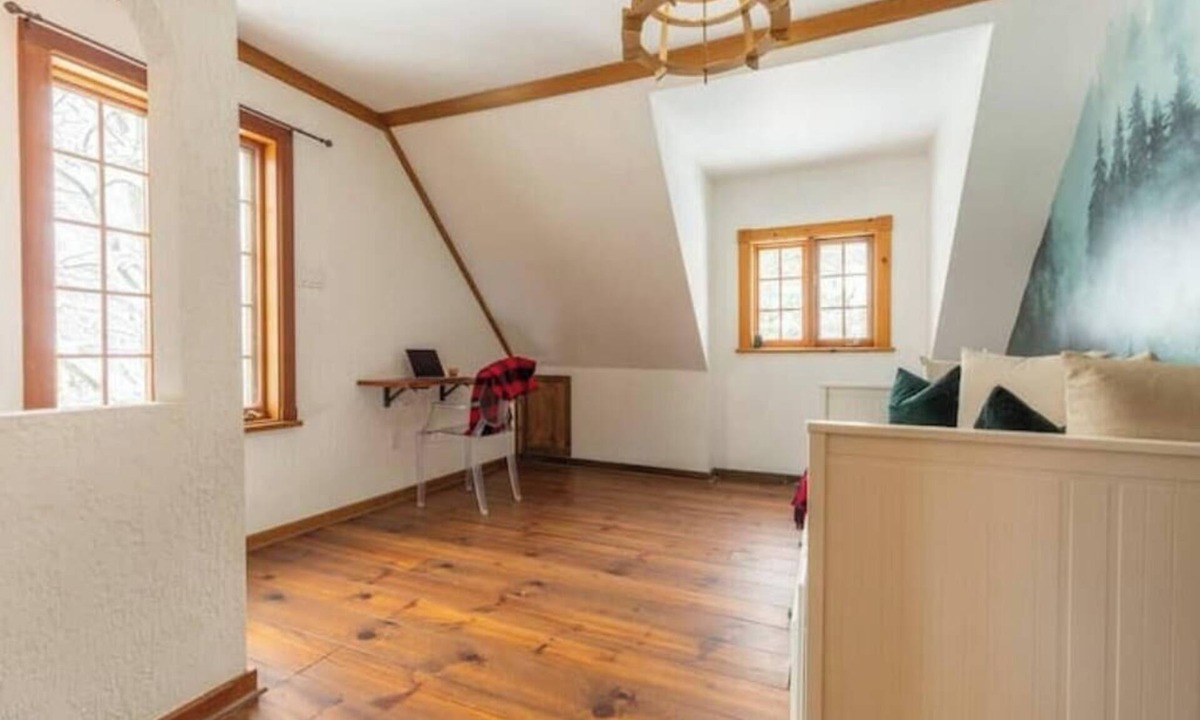 Chertsey Cottage | Designer Cottage with Hot Tub on Lake Paré
