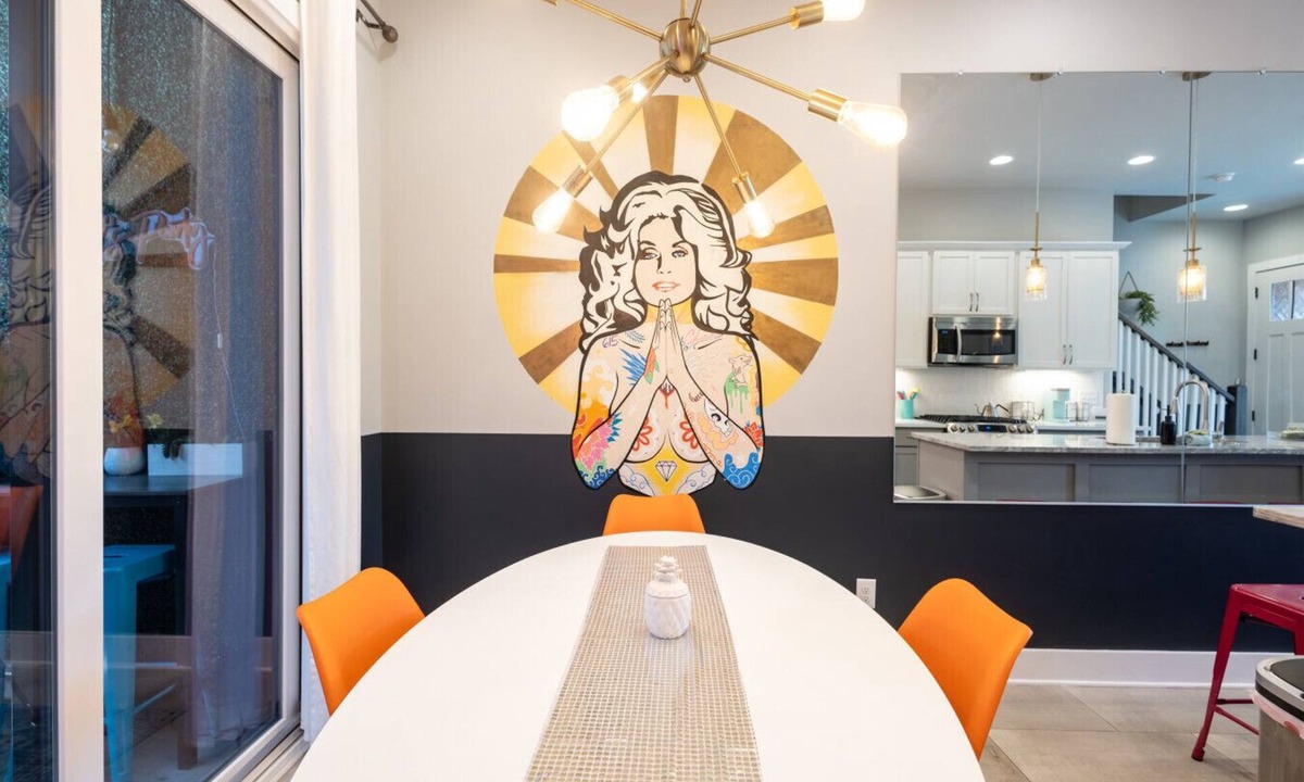Hadley - Washington Condo | Designer Dolly Townhome - Perfect for Groups & Girls` Trips
