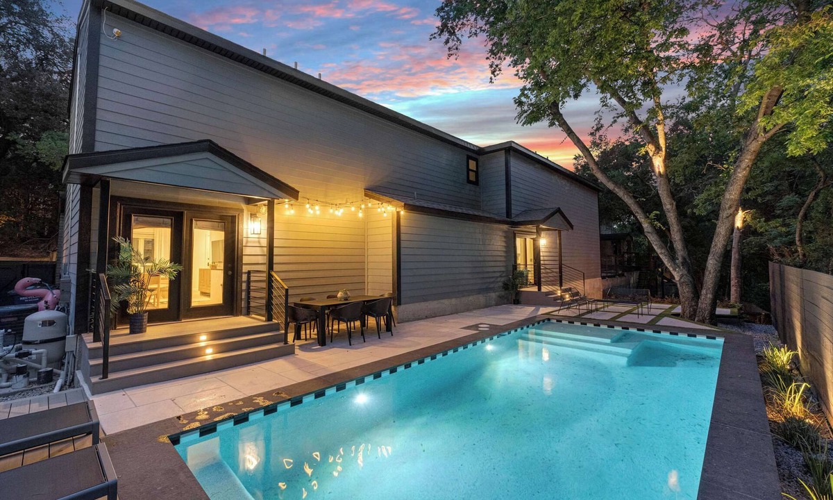 Westfield House | Designer Duplex - Pool, Fire Pit, Great Location