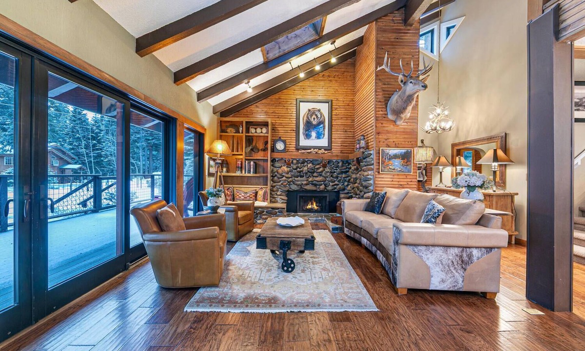 Cedar Flat House | Designer Furnishings, sunny deck, hot tub, chef's kitchen, private beach & pier