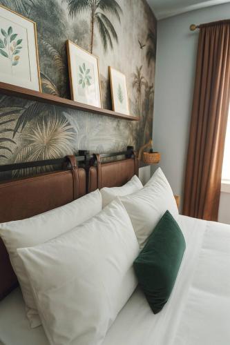 West Town Apartment | Designer Hideaway Private Patio near Wicker Park