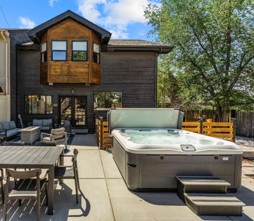 Cottonwood Heights House | Designer home 20 mins to Skiing & SLC Downtown