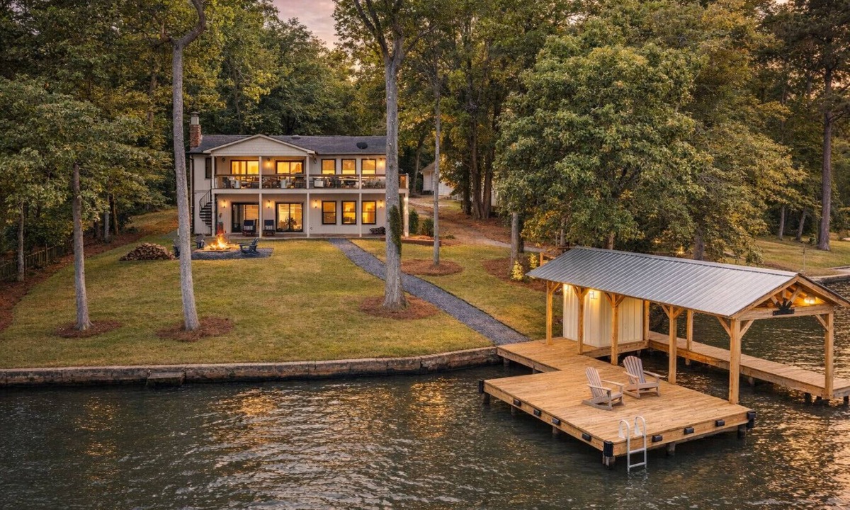 Hardwick House | Designer Lake Home|Games|FirePit|Dock|Kayaks