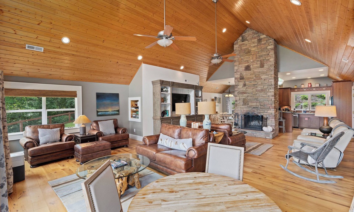 Waynesville House | Designer Luxury Getaway | 1-Level | Stunning Views | 0.7 Mi to Main St | FirePit