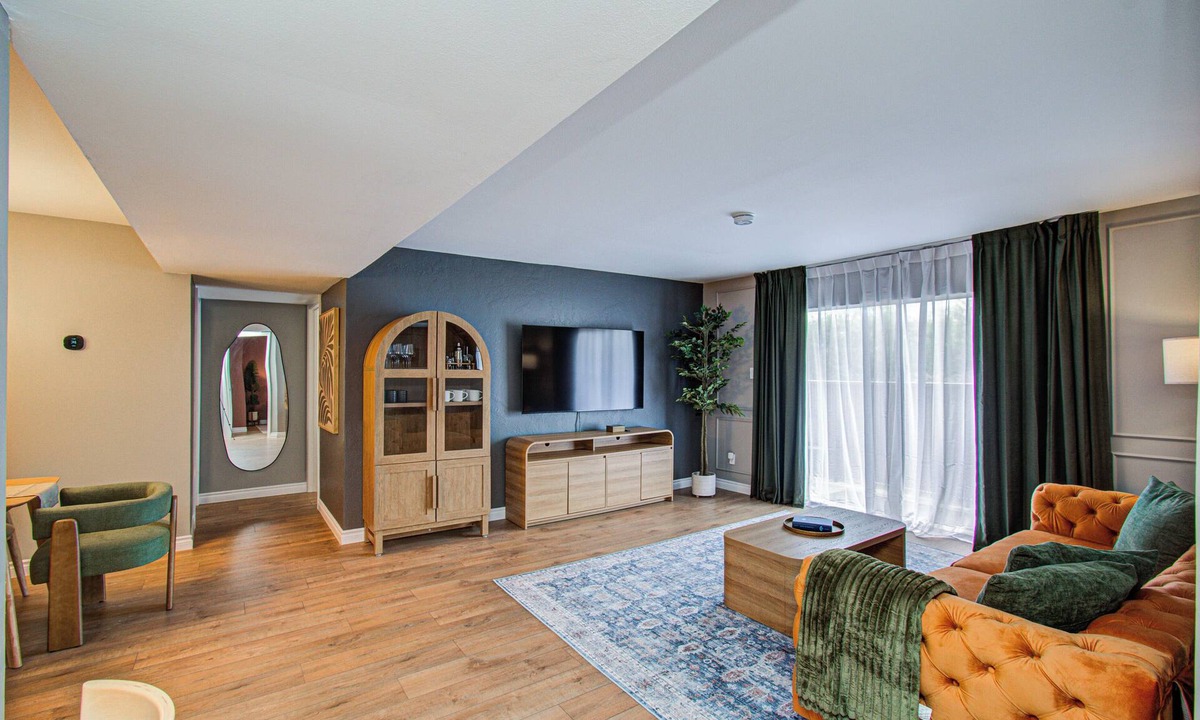 South Main Condo | Designer Renovated 2BR Walk to NRG in 7 Min