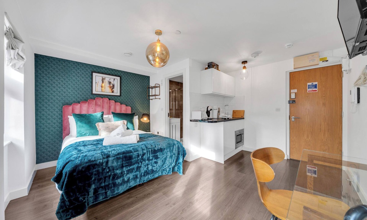 Barbican Apartment | Designer Studio: Explore the City from a Luxe Base