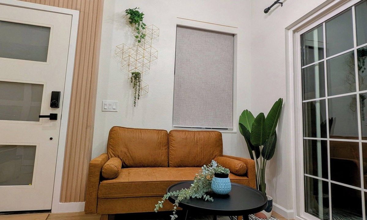 Ontario Bed & Breakfast | DESIGNER TINY HOME FULLY FURNISHED Utilities INCL., High Ceiling, Mountain views