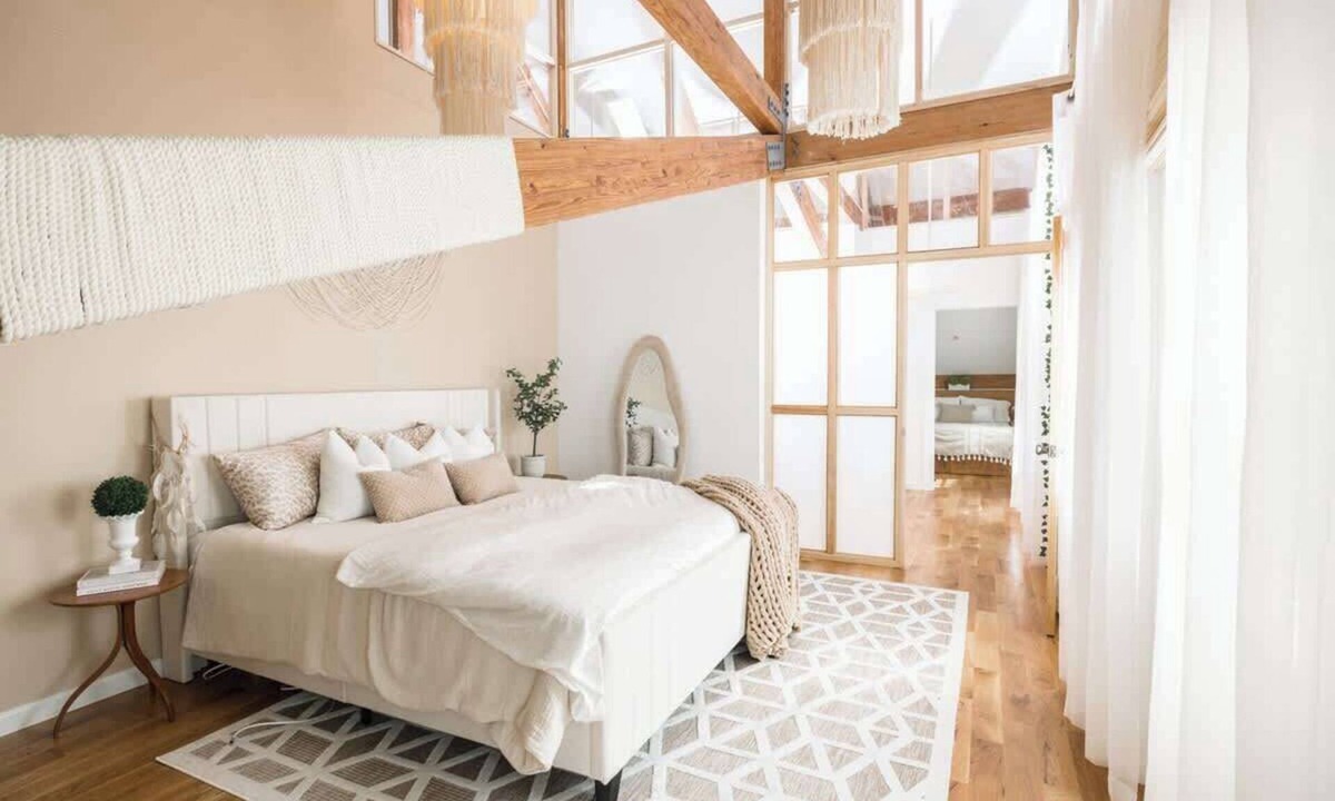 Fairfield Apartment | Designer Treehouse with Spa Bath