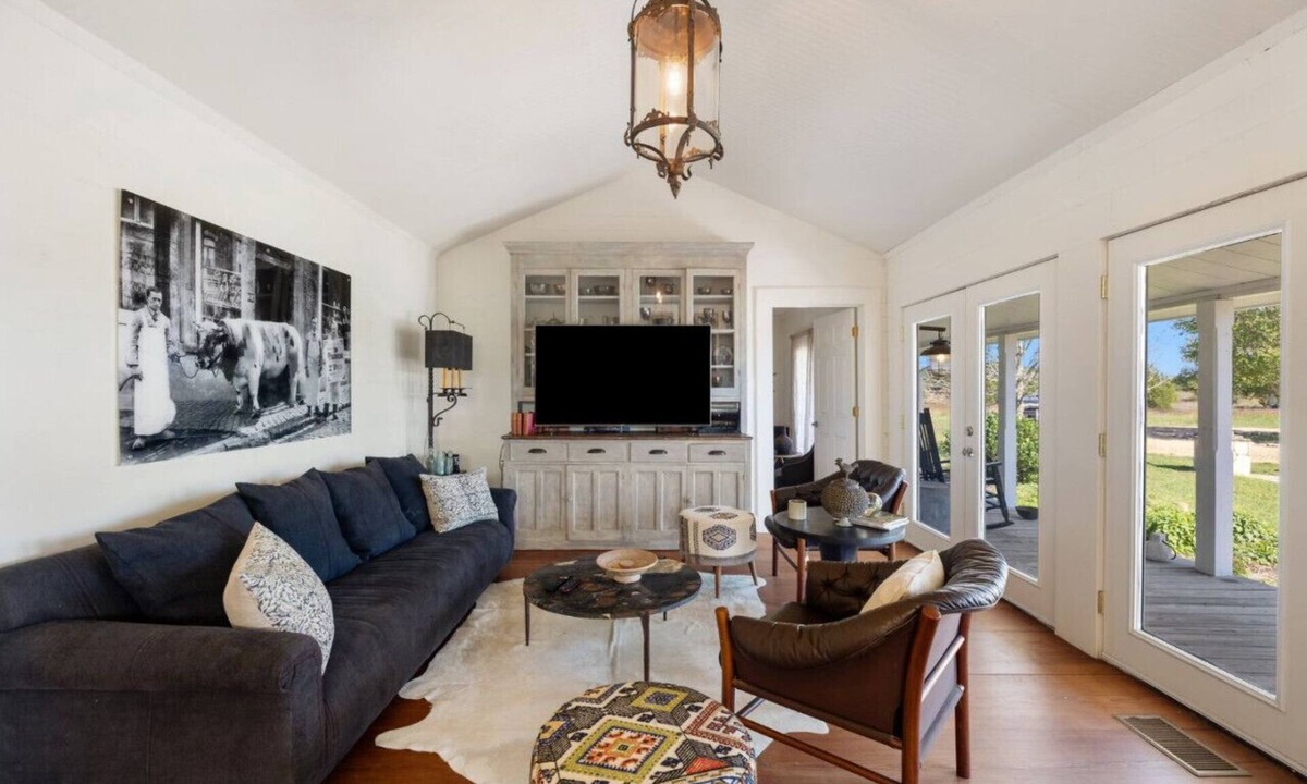 Warrenton House | Designory Round Top home, scenic views & pond!
