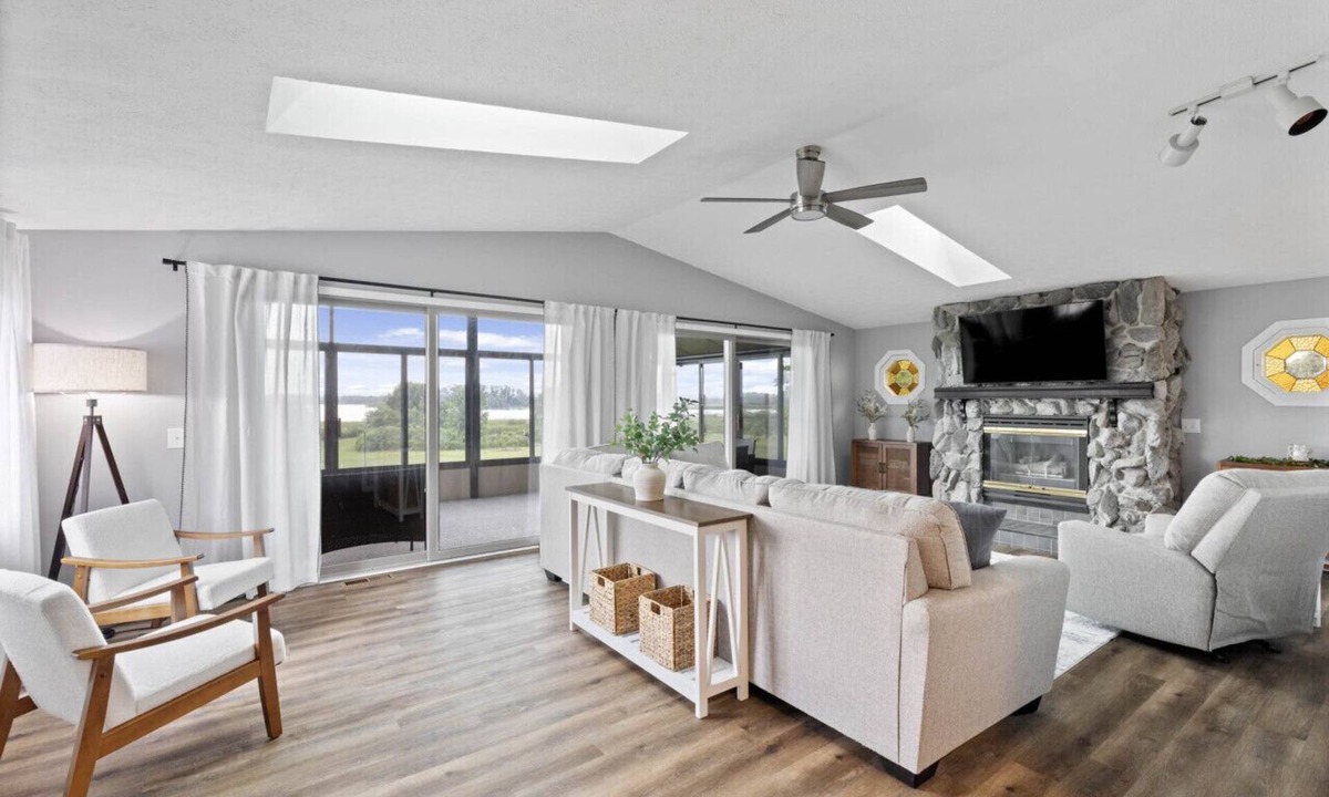 Hilton House | Desirable Bay Front Home-3BRD