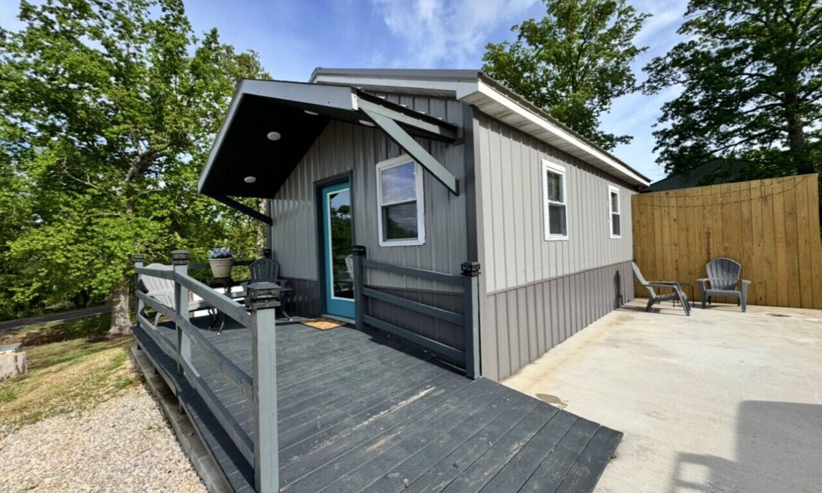 Eminence Cabin | Desperado Town Cabin