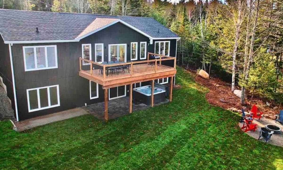 Lower Vaughan House | Destination Lake House - Hot tub