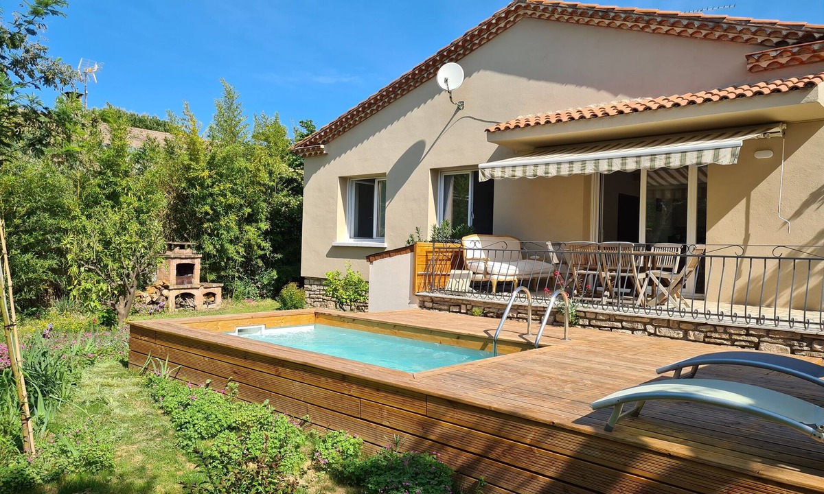 Saint-Quentin-la-Poterie House | Detached single storey house