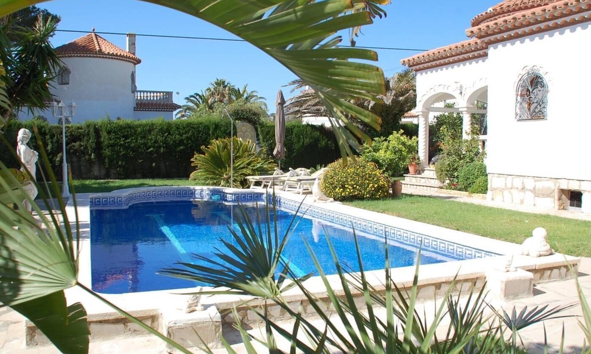 Miami Platja House | Detached house with private pool in the center of Miami Platja!