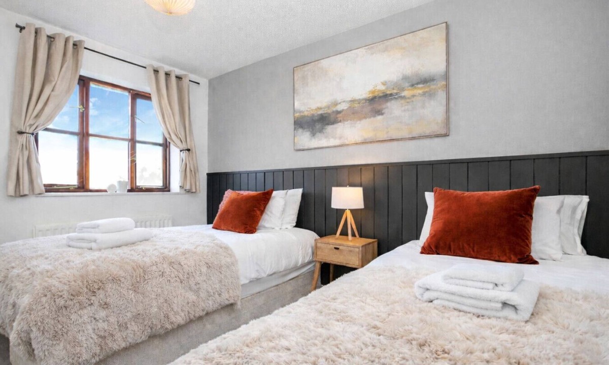 Milton Keynes House | Detached House City Centre Driveway Parking - Self-Check-In SkyTV Fast WiFi