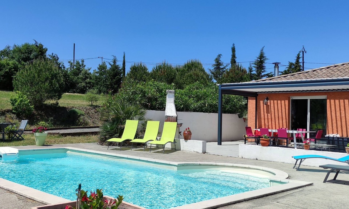 La Bezole House | Detached house, fully fenced, swimming pool, bowling green, dogs welcome.