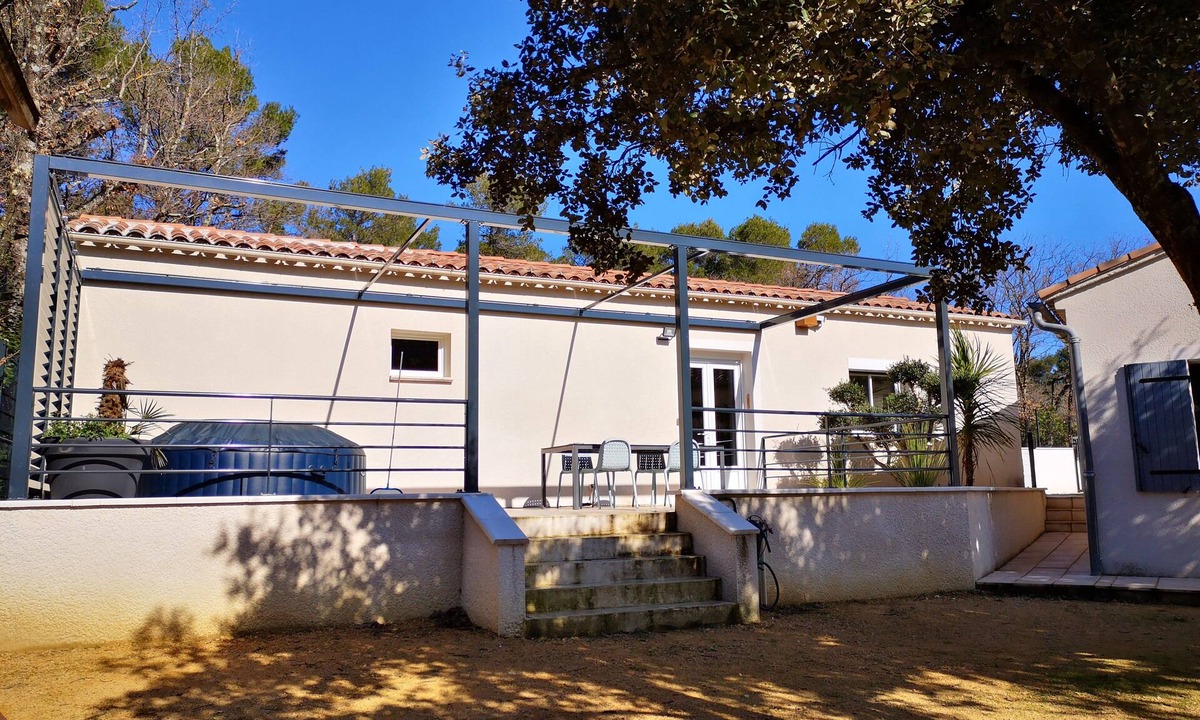 Mornas House | Detached house with private jacuzzi