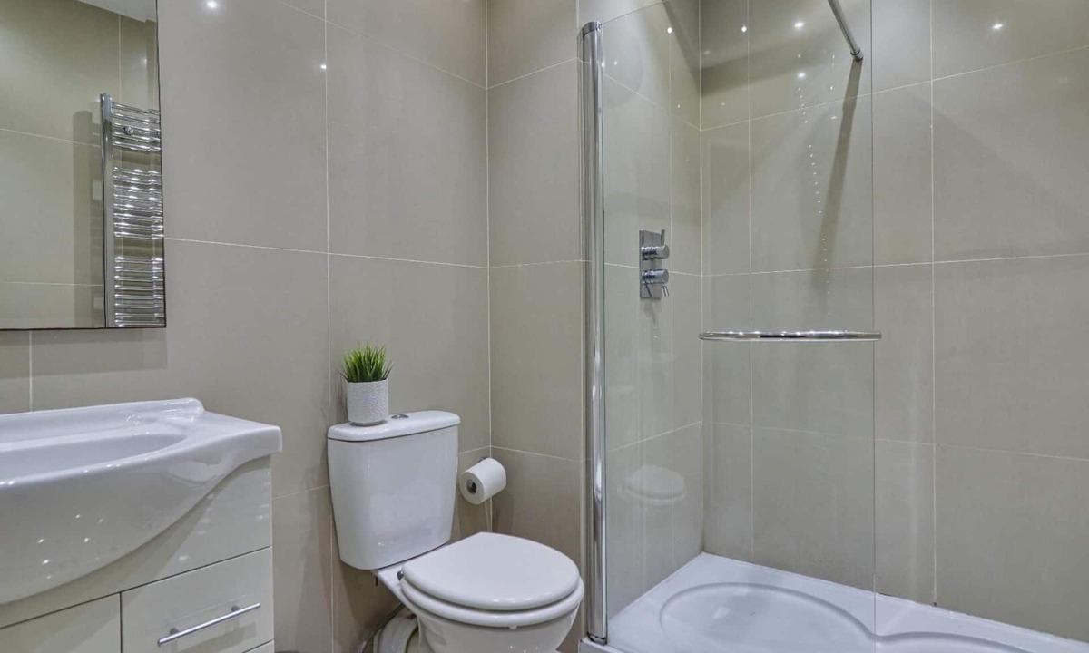 Leeds House | Detached modern, stylish house