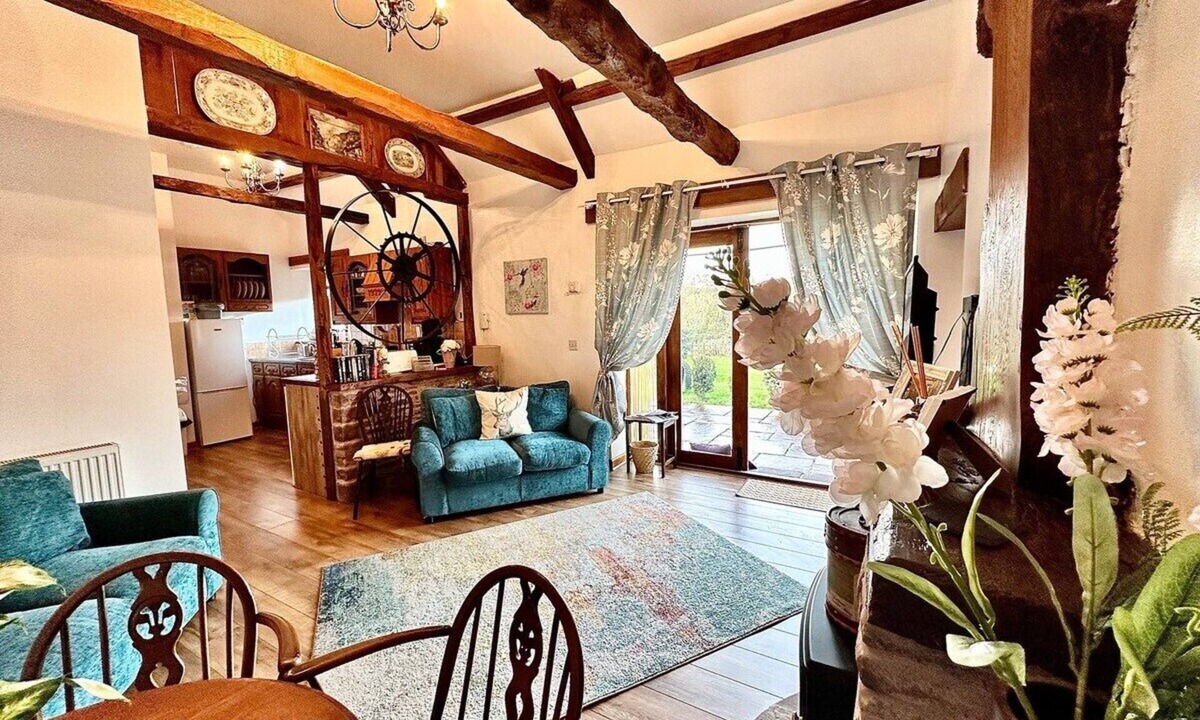 Usk House | Detached ONE LEVEL stone barn