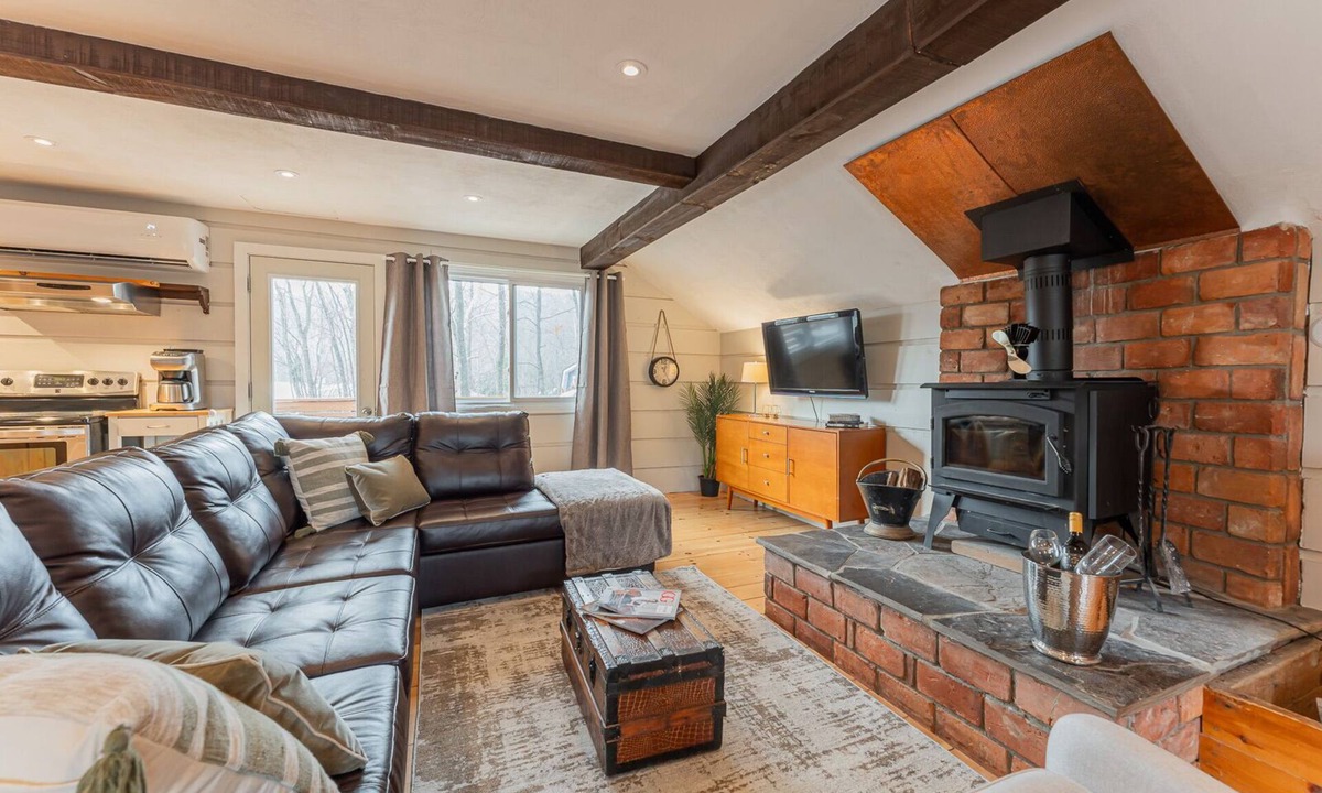 The Blue Mountains House | Detached Spa Chalet – 1-Month+ Stay w/Sauna, Hot Tub & Concierge!