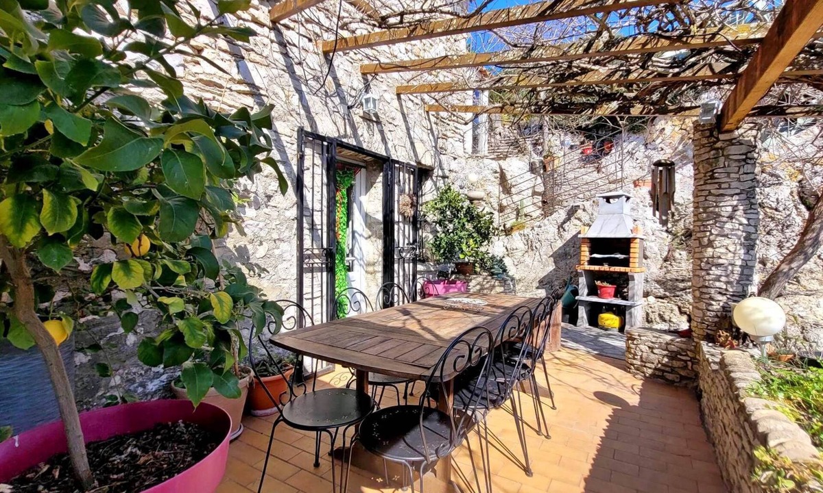 Lussan House | Detached stone house with swimming pool and ponds