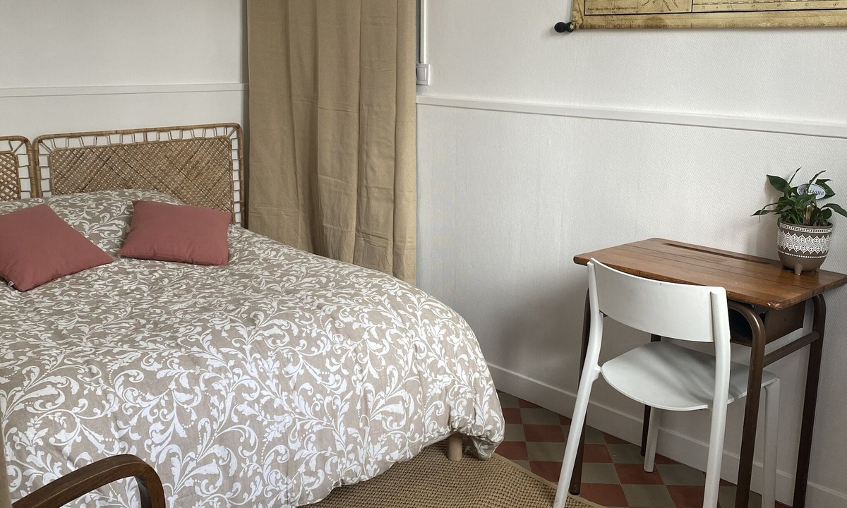 Mery-sur-Oise Apartment | Detached studio with garden and parking in charming property