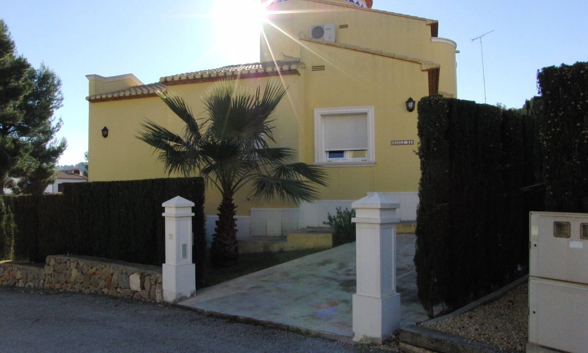 Pedreguer Villa | Detached villa with garden and communal pool
