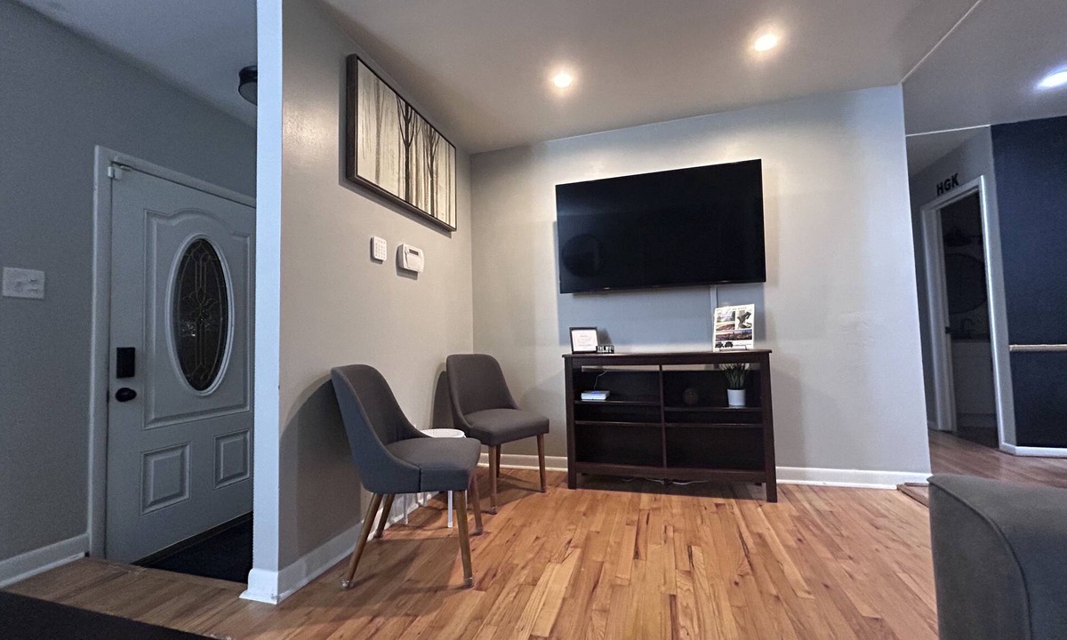 Inkster House | Detroit Global Getaway - Renovated 3BR House Near Airport - Minutes from Detroit