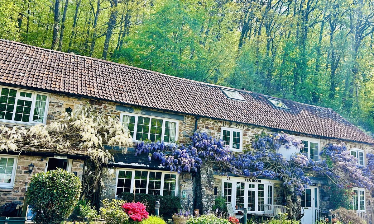 Oakfordbridge House | Devon 6-Bed Cottage with Country Views & Parking