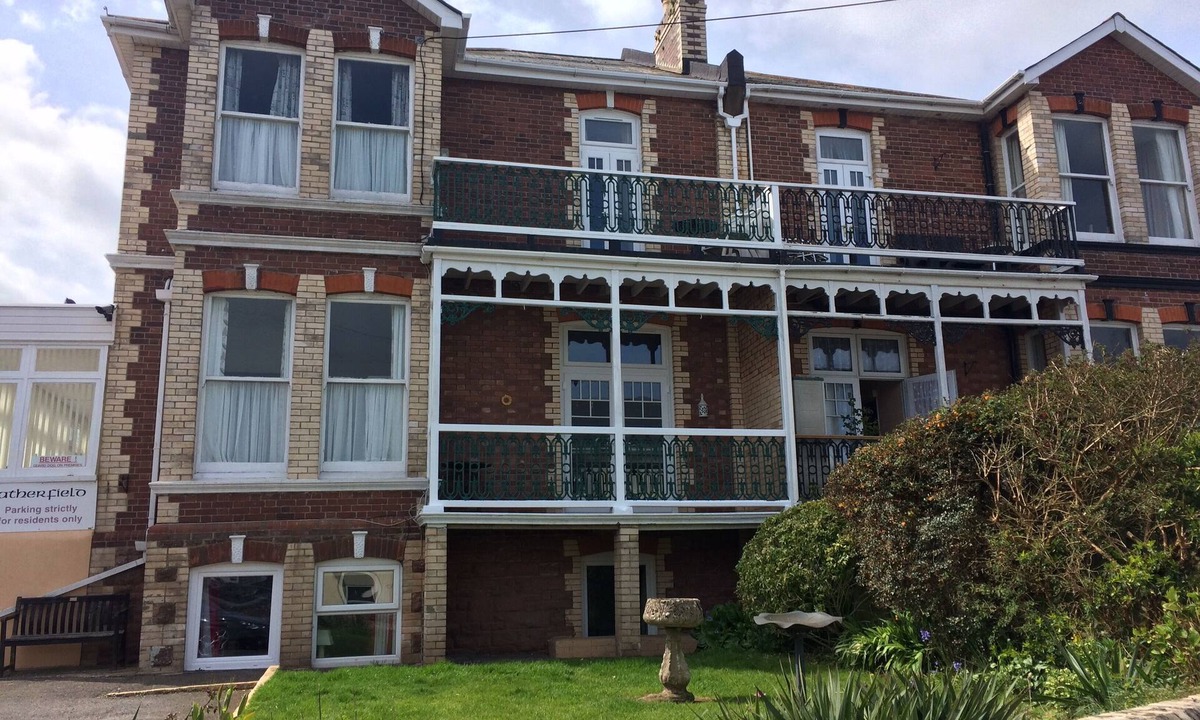 Roundham Apartment | DEVON. PAIGNTON. ATHERFIELD APARTMENTS. LAWNSIDE.