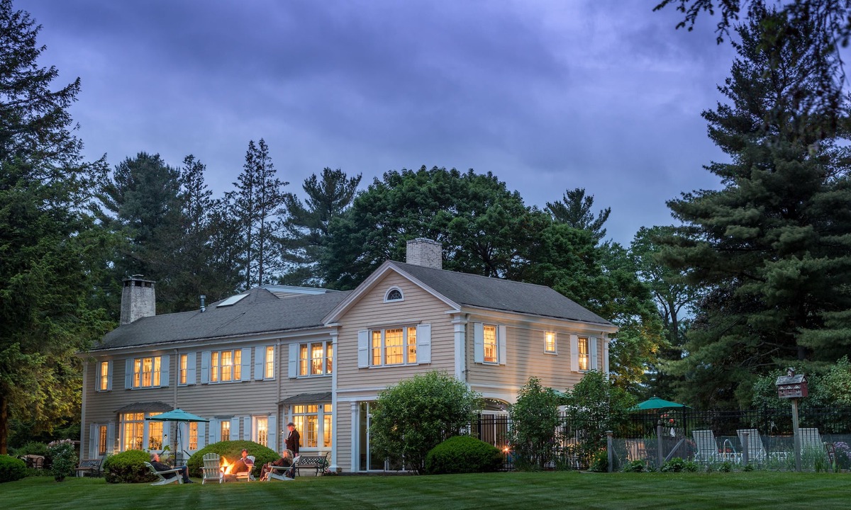 Lee Bed & Breakfast | Devonfield Inn B&B