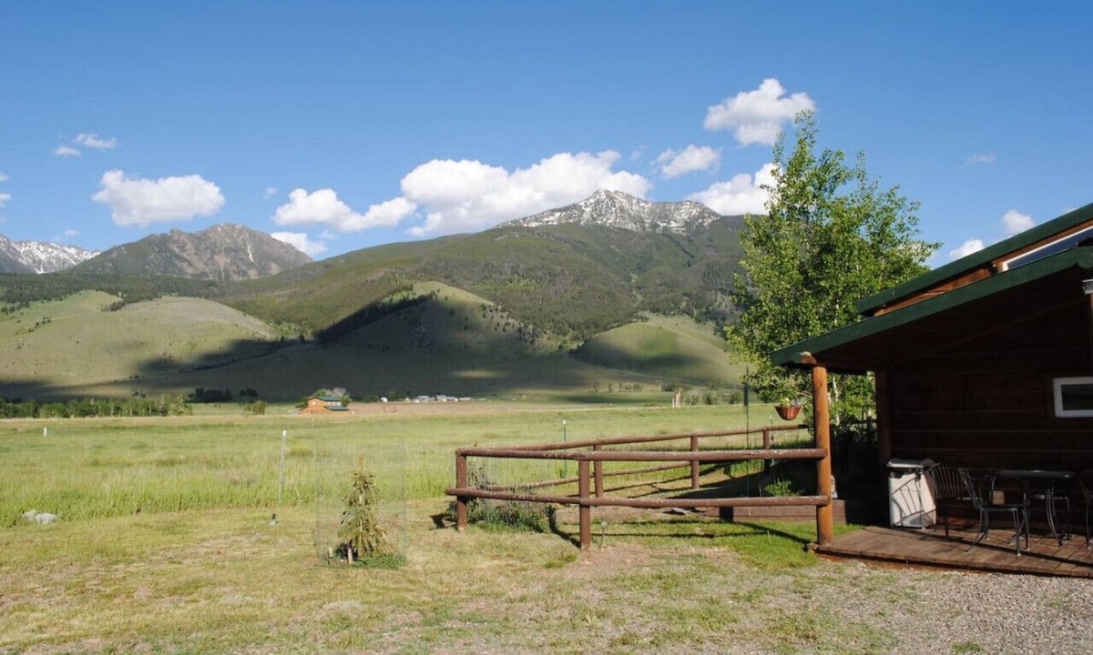Livingston Cabin | Dexter Peak cabin, elegantly rustic near YNP/Chico