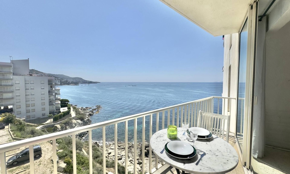 Almadraba-Canyelles Apartment | DFN. Spacious apartment with parking and sea view
