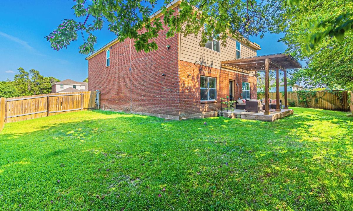 Dallas House | DFW Perfect Home with Garage Parking, Gated Yard,Business Amenities,Arcade game!