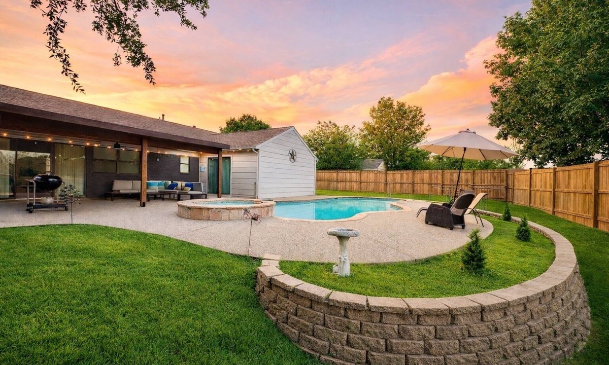 Flower Mound House | DFW Retreat Pool, Spa & Minutes to Dallas & Fort Worth