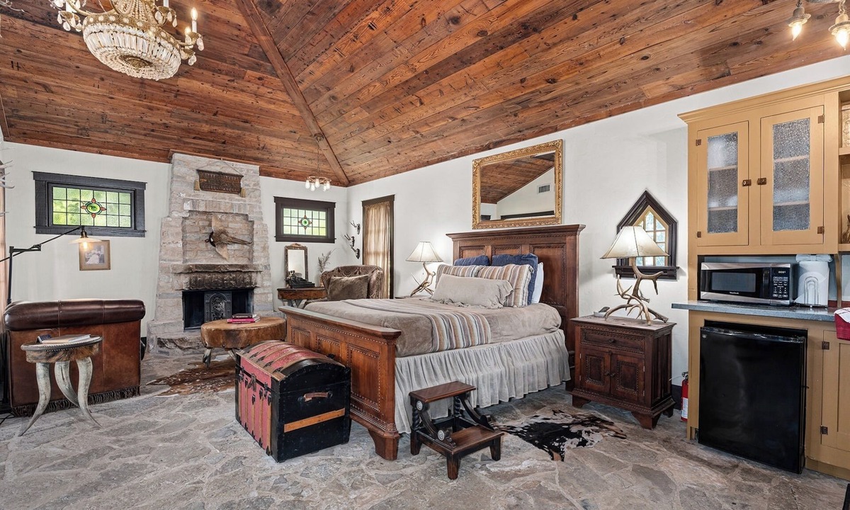 Fredericksburg Cabin | Diamond Belle | Unique and Beautiful Space
