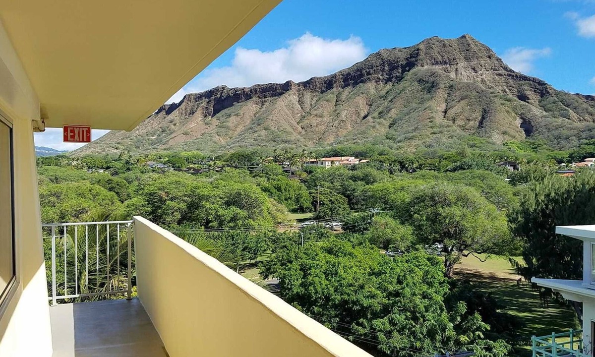 Diamond Head - Kapahulu - St. Louis Apartment | Diamond Head Beach - Large Studio - Queen Bed, Balcony, Ocean View, Ocean Access