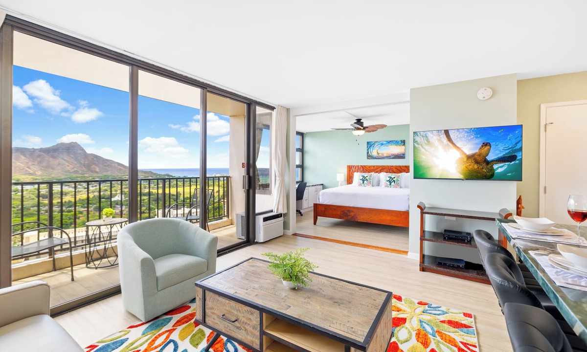 Waikiki Condo | Diamond Head Dreams Beach Condo with Ocean View!