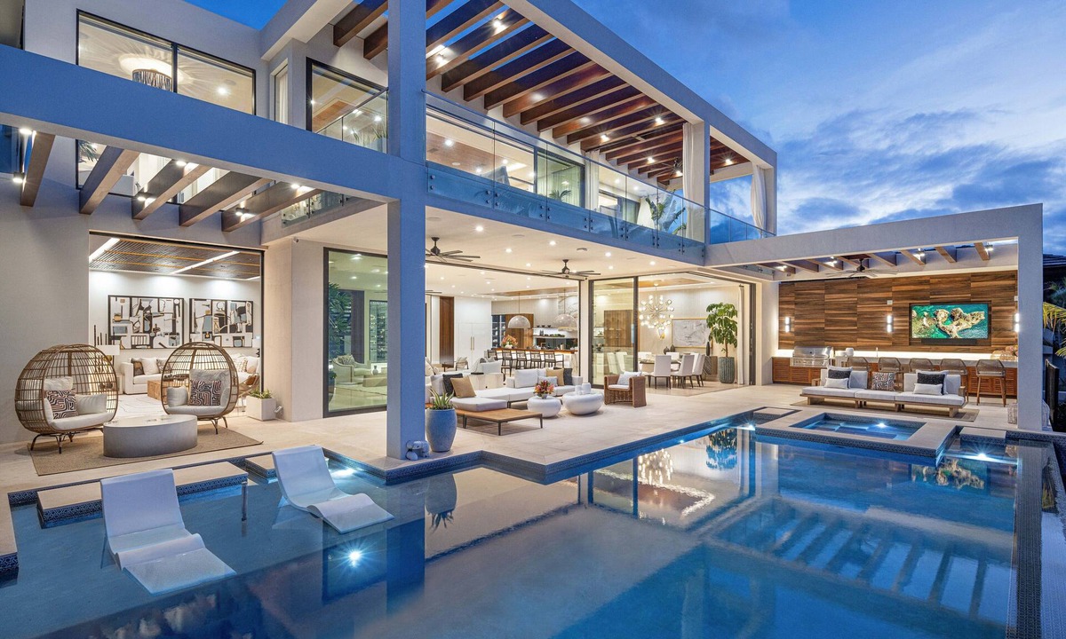 Kahala Villa | Diamond Head Luxury Beachfront Estate