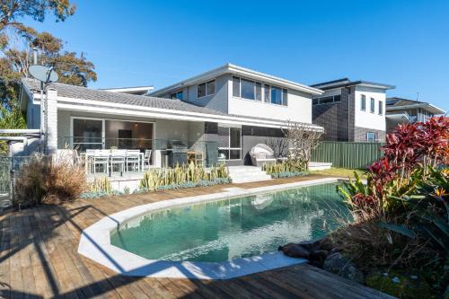 Budgewoi House | Diamond Head Manor - Pool, Water Views, Central