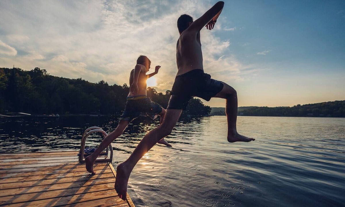 Hastings Highlands House | Diamond Lakehouse | SUP, Canoe, BBQ, Aurora Magic