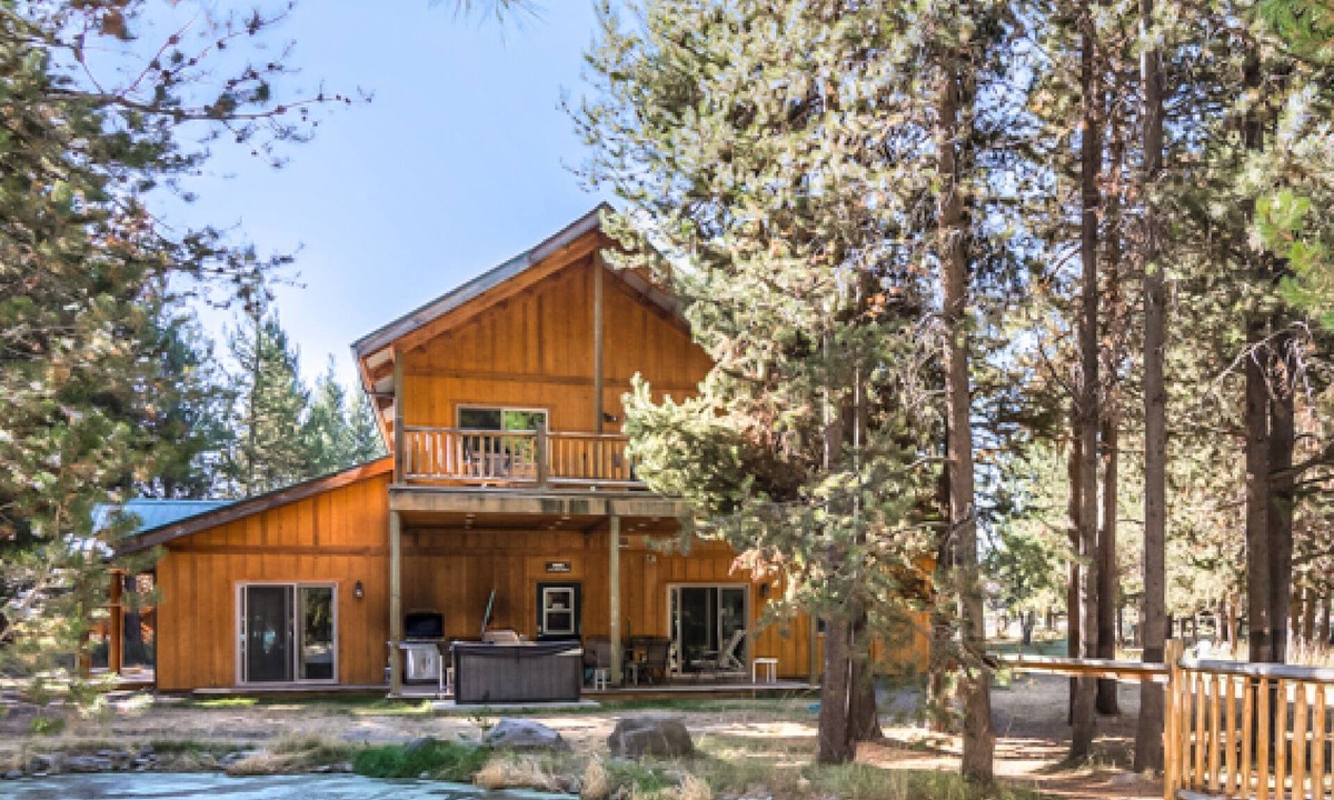 La Pine Cabin | DiamondStone Guest Lodges