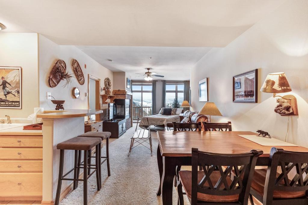 Dillon Hotel | Dillon Commons Studio