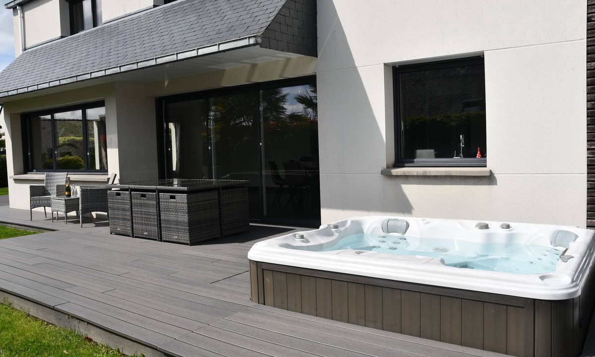 Lehon Villa | Dinan, Centre-Ville, Bord de Rance, Proximité du port, 20 min de la mer. Jacuzzi