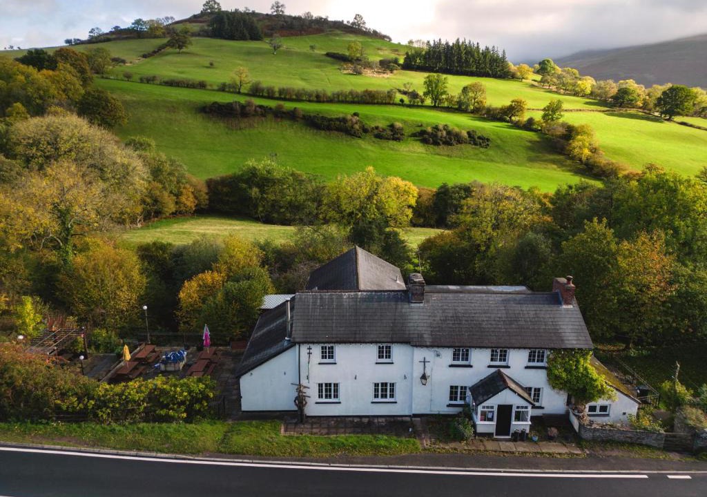 Pengenffordd Bed & Breakfast | Dinas Castle Inn (The Dragons Back)