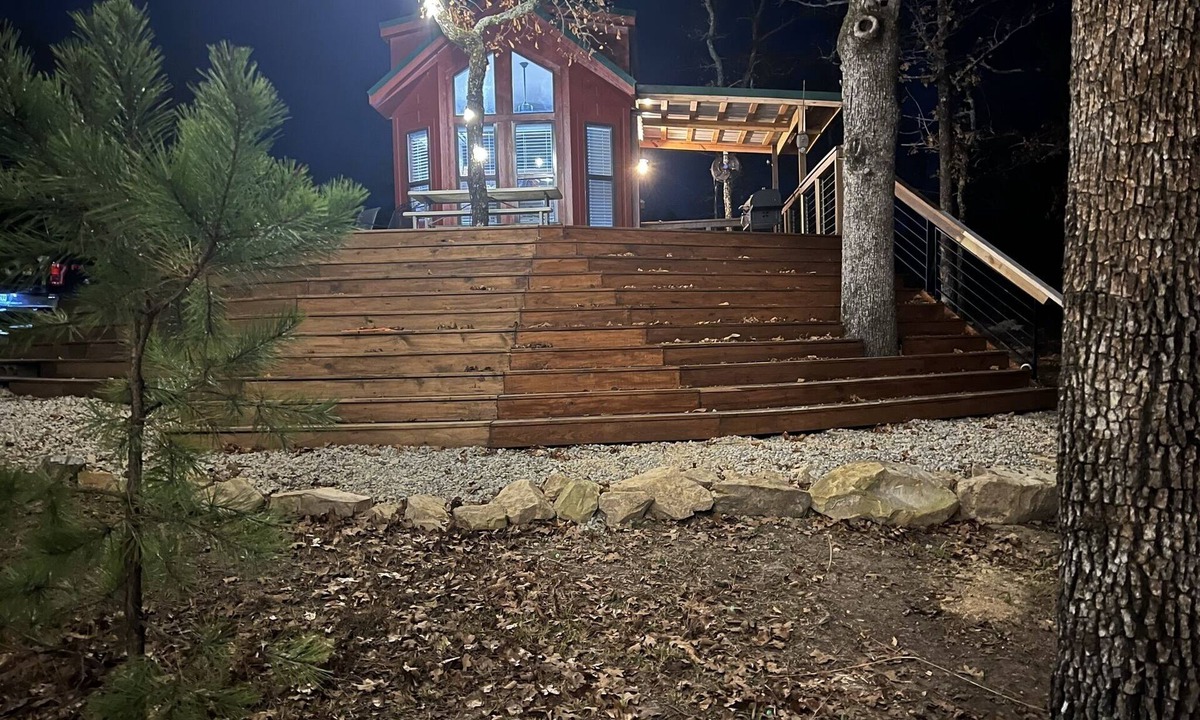 Rattan Cabin | Dinosaur Valley Disc Golf Course Cabin 1
